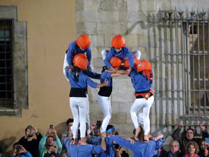 Fires 2016. Pujada d'un pilar per les escales de la Catedral, a c&agrave;rrec dels Marrecs de Salt