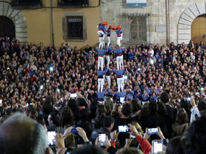 Fires 2016. Pujada d'un pilar per les escales de la Catedral, a c&agrave;rrec dels Marrecs de Salt