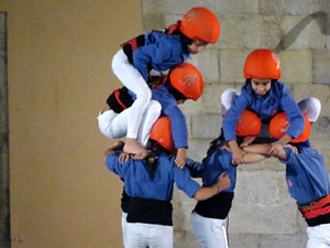 Fires 2016. Pujada d'un pilar per les escales de la Catedral, a c&agrave;rrec dels Marrecs de Salt