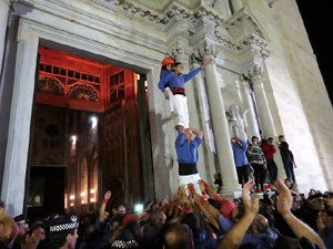 Fires 2016. Pujada d'un pilar per les escales de la Catedral, a c&agrave;rrec dels Marrecs de Salt