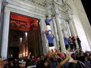 Fires 2016. Pujada d'un pilar per les escales de la Catedral, a c&agrave;rrec dels Marrecs de Salt