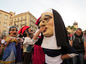 Fires 2016. El preg&oacute. Cercavila amb gegants, capgrossos i mules
