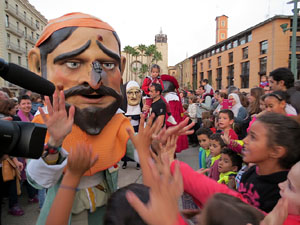 Fires 2016. El preg&oacute. Cercavila amb gegants, capgrossos i mules