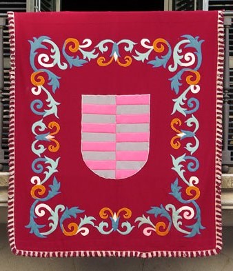 Domassos als balcons de l'Ajuntament amb els escuts dels antics pobles de Santa Eug&egrave;nia de Ter, Sant Daniel i Palau Sacosta