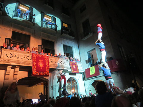 El pilar, arribant al balc&oacute; de l'Ajuntament