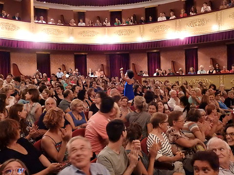Platea del Teatre Municipal durant la presentaci&oacute; de la XVI edici&oacute; del festival
