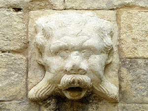 La font de la pla&ccedil;a dels Lledoners