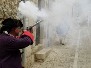 Girona resisteix! Jornades de recreaci&oacute; hist&ograve;rica de la Guerra de Successi&oacute;. Combat al portal de Sant Crist&ograve;fol