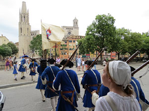 Girona resisteix! Jornades de recreaci&oacute; hist&ograve;rica de la Guerra de Successi&oacute;. La desfilada