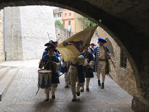 Girona resisteix! Jornades de recreaci&oacute; hist&ograve;rica de la Guerra de Successi&oacute;. La desfilada