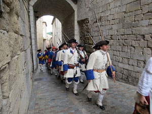 Girona resisteix! Jornades de recreaci&oacute; hist&ograve;rica de la Guerra de Successi&oacute;. La desfilada