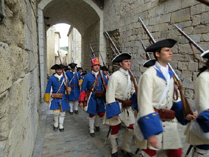 Girona resisteix! Jornades de recreaci&oacute; hist&ograve;rica de la Guerra de Successi&oacute;. La desfilada