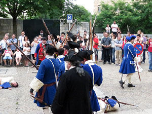 Girona resisteix! Jornades de recreaci&oacute; hist&ograve;rica de la Guerra de Successi&oacute;. Combat a la pla&ccedil;a de Sant Dom&egrave;nec