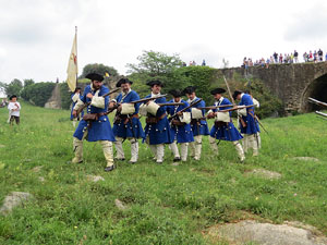 Girona resisteix! Jornades de recreaci&oacute; hist&ograve;rica de la Guerra de Successi&oacute;. Castell de Montju&iuml;c. Combat al pati d'armes