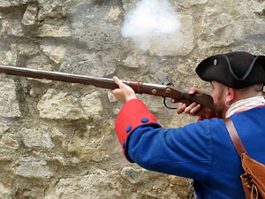 Girona resisteix! Jornades de recreaci&oacute; hist&ograve;rica de la Guerra de Successi&oacute;. Combat al carrer de Pere de Rocaberti