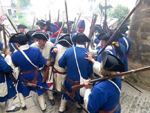 Girona resisteix! Jornades de recreaci&oacute; hist&ograve;rica de la Guerra de Successi&oacute;. Combat al carrer de Pere de Rocaberti