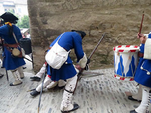 Girona resisteix! Jornades de recreaci&oacute; hist&ograve;rica de la Guerra de Successi&oacute;. Combat al carrer de Pere de Rocaberti