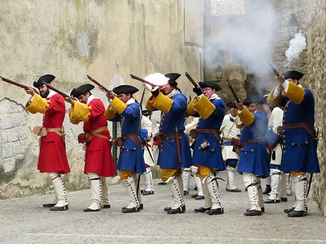 Girona resisteix! Jornades de recreaci&oacute; hist&ograve;rica de la Guerra de Successi&oacute;. Combat al carrer de Pere de Rocaberti