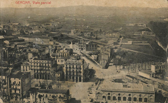 Vista parcial del barri del Mercadal des d'un punt elevat. A l'esquerra la Gr&ograve;ber i el Baluard del Governador, al centre l'escola Bruguera i la Gran Via de Jaume I, a la dreta, l'avinguda de Ramon Folch, i en primer terme la pla&ccedil;a de Sant Agust&iacute; i el cinema Coliseu. 1914-1916