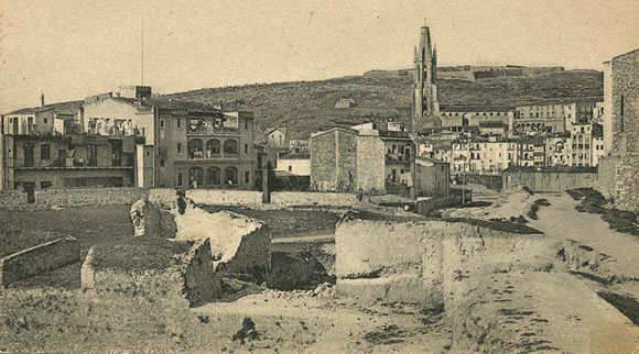 Vista parcial del baluard de la Santa Creu en ru&iuml;nes poc abans de la seva demolici&oacute; definitiva. En segon terme, diferents habitatges del barri del Mercadal. 1905-1909