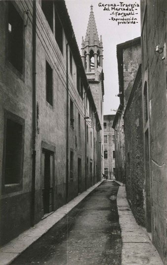 El carrer Hortes, al barri del Mercadal. Al fons, el campanar de l'esgl&eacute;sia de Santa Susanna. 1925-1936