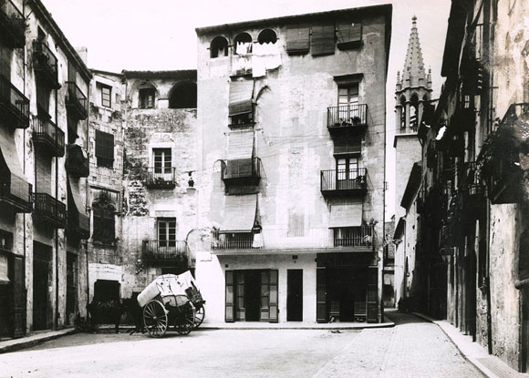 La placeta del Mercadal, entre el carrer de l'Obra i el de Santa Clara. Al fons, el campanar neog&ograve;tic de l'esgl&eacute;sia del Mercadal. 1925