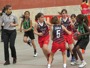 V Jornada de l'Esport Femen&iacute; 2017 a la pla&ccedil;a Salvador Espriu, la de Francesc Calvet i Rubalcaba, i el riu Onyar