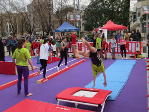 V Jornada de l'Esport Femen&iacute; 2017 a la pla&ccedil;a Salvador Espriu, la de Francesc Calvet i Rubalcaba, i el riu Onyar