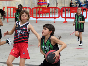 V Jornada de l'Esport Femen&iacute; 2017 a la pla&ccedil;a Salvador Espriu, la de Francesc Calvet i Rubalcaba, i el riu Onyar