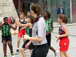 V Jornada de l'Esport Femen&iacute; 2017 a la pla&ccedil;a Salvador Espriu, la de Francesc Calvet i Rubalcaba, i el riu Onyar