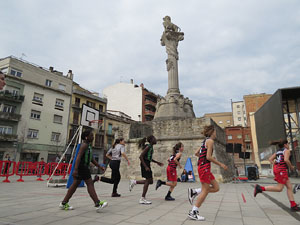 V Jornada de l'Esport Femen&iacute; 2017 a la pla&ccedil;a Salvador Espriu, la de Francesc Calvet i Rubalcaba, i el riu Onyar