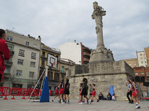 V Jornada de l'Esport Femen&iacute; 2017 a la pla&ccedil;a Salvador Espriu, la de Francesc Calvet i Rubalcaba, i el riu Onyar