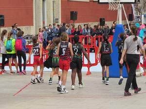 V Jornada de l'Esport Femen&iacute; 2017 a la pla&ccedil;a Salvador Espriu, la de Francesc Calvet i Rubalcaba, i el riu Onyar