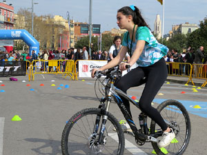 V Jornada de l'Esport Femen&iacute; 2017 a la pla&ccedil;a Salvador Espriu, la de Francesc Calvet i Rubalcaba, i el riu Onyar
