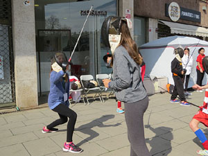 V Jornada de l'Esport Femen&iacute; 2017 a la pla&ccedil;a Salvador Espriu, la de Francesc Calvet i Rubalcaba, i el riu Onyar