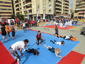 V Jornada de l'Esport Femen&iacute; 2017 a la pla&ccedil;a Salvador Espriu, la de Francesc Calvet i Rubalcaba, i el riu Onyar