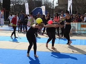 V Jornada de l'Esport Femen&iacute; 2017 a la pla&ccedil;a Salvador Espriu, la de Francesc Calvet i Rubalcaba, i el riu Onyar