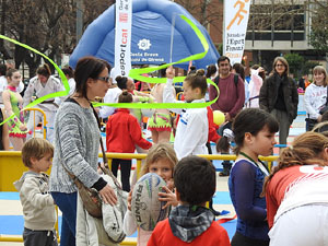 V Jornada de l'Esport Femen&iacute; 2017 a la pla&ccedil;a Salvador Espriu, la de Francesc Calvet i Rubalcaba, i el riu Onyar
