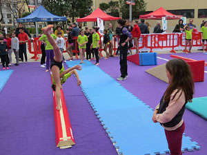 V Jornada de l'Esport Femen&iacute; 2017 a la pla&ccedil;a Salvador Espriu, la de Francesc Calvet i Rubalcaba, i el riu Onyar