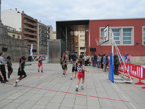 V Jornada de l'Esport Femen&iacute; 2017 a la pla&ccedil;a Salvador Espriu, la de Francesc Calvet i Rubalcaba, i el riu Onyar