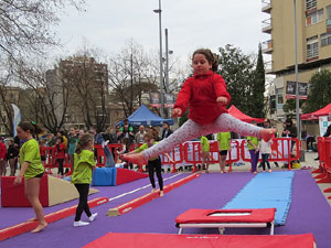 V Jornada de l'Esport Femen&iacute; 2017 a la pla&ccedil;a Salvador Espriu, la de Francesc Calvet i Rubalcaba, i el riu Onyar