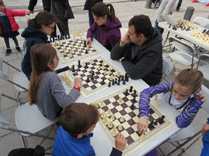V Jornada de l'Esport Femen&iacute; 2017 a la pla&ccedil;a Salvador Espriu, la de Francesc Calvet i Rubalcaba, i el riu Onyar