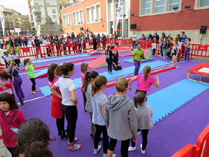 V Jornada de l'Esport Femen&iacute; 2017 a la pla&ccedil;a Salvador Espriu, la de Francesc Calvet i Rubalcaba, i el riu Onyar