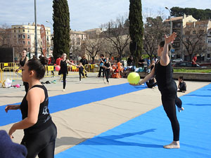 V Jornada de l'Esport Femen&iacute; 2017 a la pla&ccedil;a Salvador Espriu, la de Francesc Calvet i Rubalcaba, i el riu Onyar