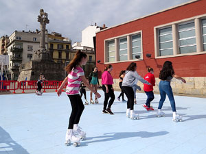 V Jornada de l'Esport Femen&iacute; 2017 a la pla&ccedil;a Salvador Espriu, la de Francesc Calvet i Rubalcaba, i el riu Onyar