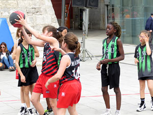 V Jornada de l'Esport Femen&iacute; 2017 a la pla&ccedil;a Salvador Espriu, la de Francesc Calvet i Rubalcaba, i el riu Onyar