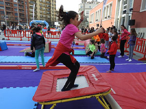 V Jornada de l'Esport Femen&iacute; 2017 a la pla&ccedil;a Salvador Espriu, la de Francesc Calvet i Rubalcaba, i el riu Onyar