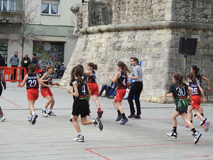 V Jornada de l'Esport Femen&iacute; 2017 a la pla&ccedil;a Salvador Espriu, la de Francesc Calvet i Rubalcaba, i el riu Onyar