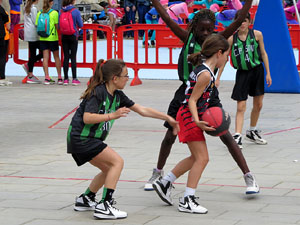 V Jornada de l'Esport Femen&iacute; 2017 a la pla&ccedil;a Salvador Espriu, la de Francesc Calvet i Rubalcaba, i el riu Onyar
