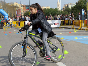 V Jornada de l'Esport Femen&iacute; 2017 a la pla&ccedil;a Salvador Espriu, la de Francesc Calvet i Rubalcaba, i el riu Onyar
